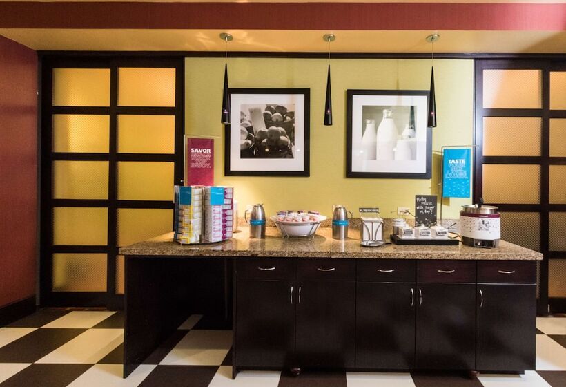 בית מלון כפרי Hampton Inn & Suites Woodstock, Va