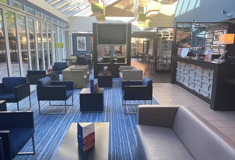 בית מלון כפרי Holiday Inn Express Windsor, An Ihg