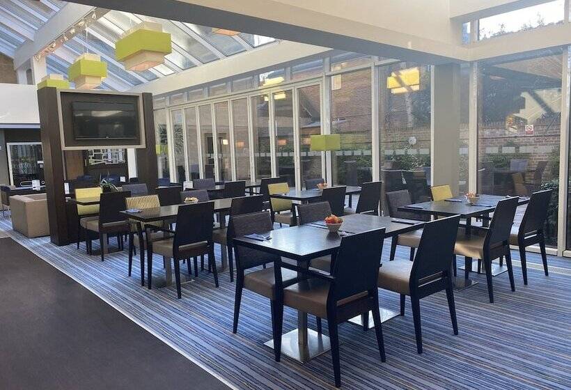 Отель Holiday Inn Express Windsor, An Ihg