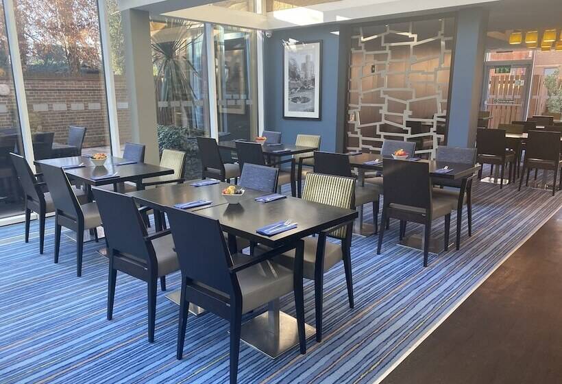 Отель Holiday Inn Express Windsor, An Ihg