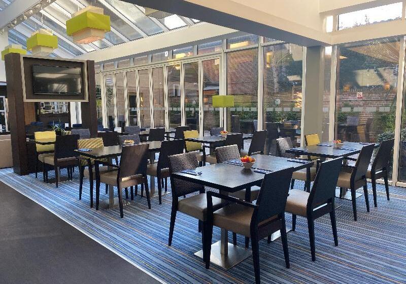 Отель Holiday Inn Express Windsor, An Ihg