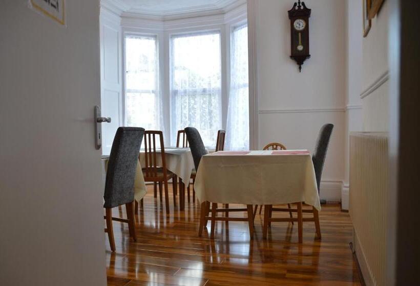 فندق Holly Lodge