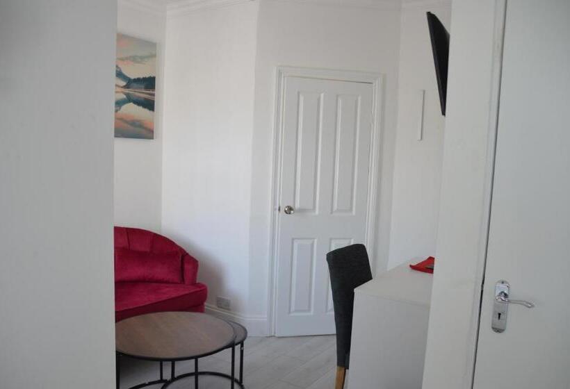 فندق Holly Lodge