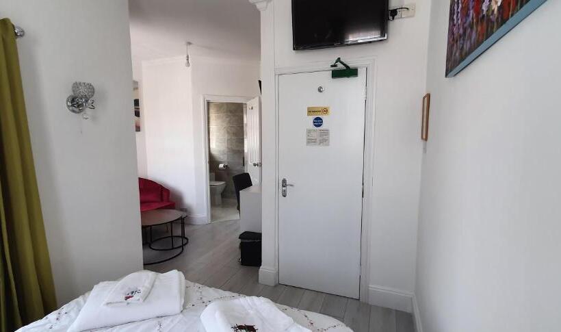 فندق Holly Lodge