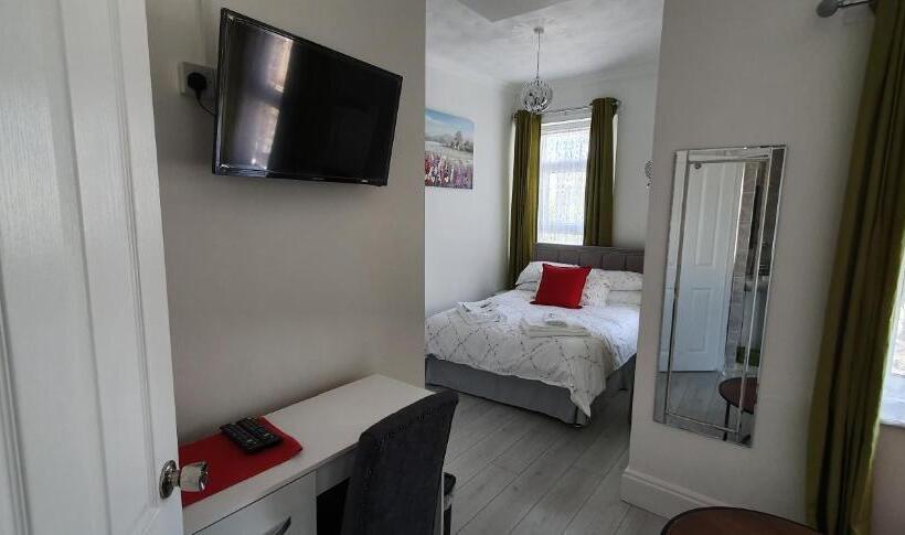 فندق Holly Lodge