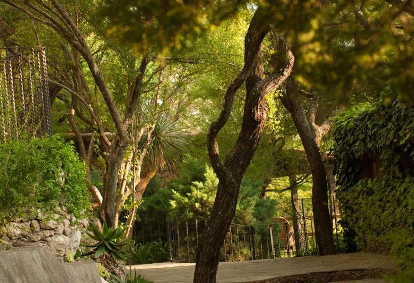 ホテル Nirvana Restaurant & Retreat