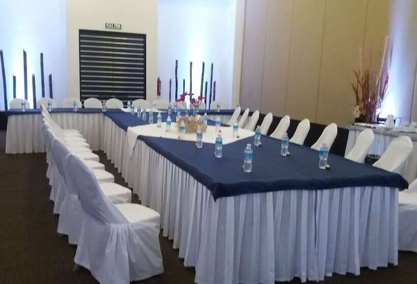 Отель Suites Inn La Muralla Metepec