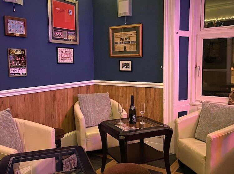 ホテル The Briars