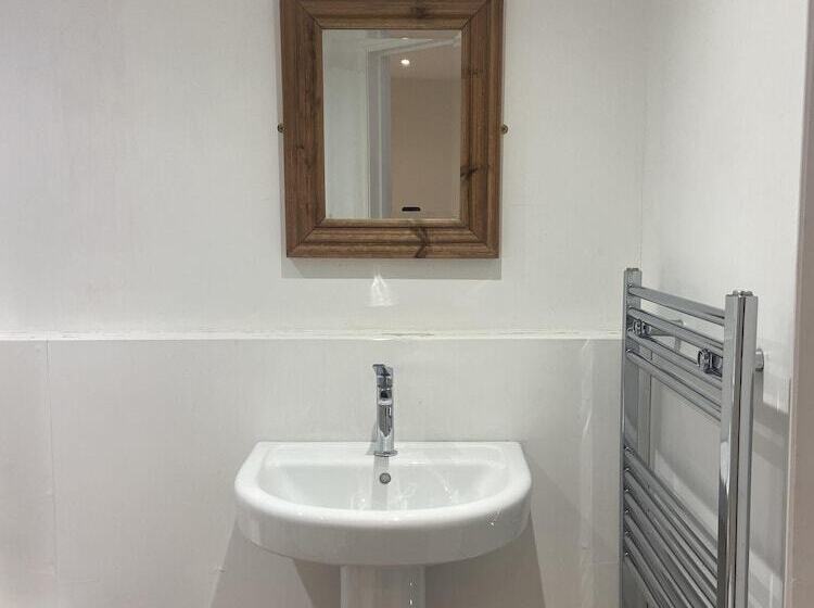 Отель The Greyhound