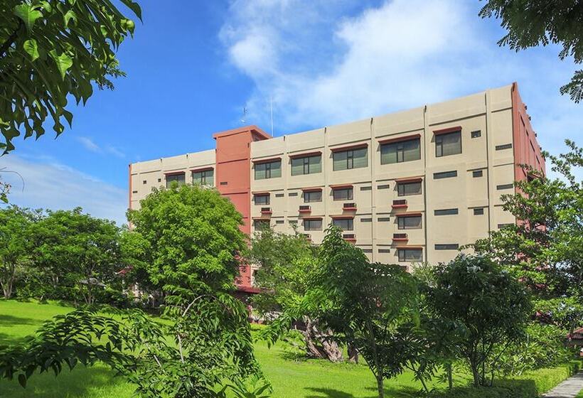 Отель The Jayakarta Suites Komodo Flores