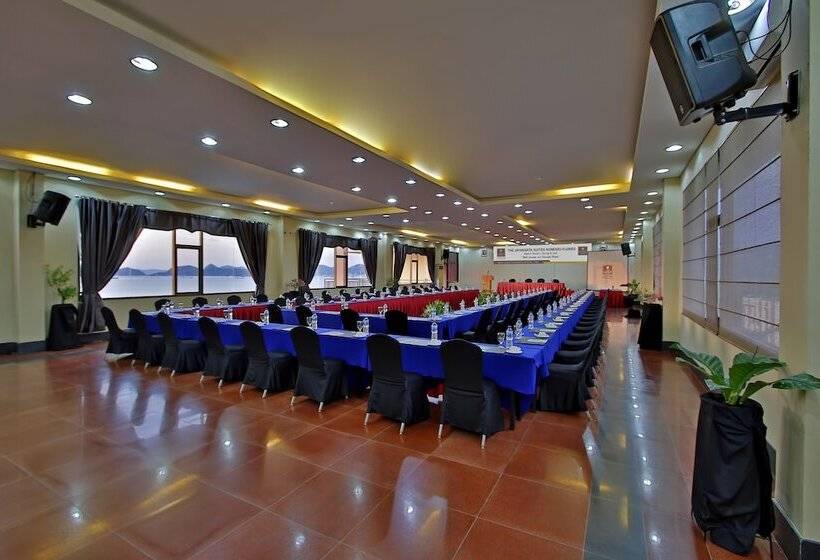 Отель The Jayakarta Suites Komodo Flores