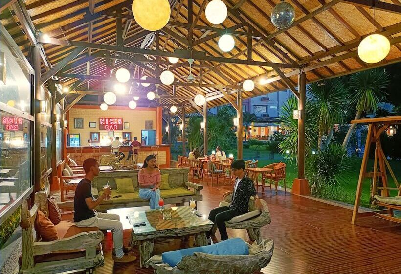 Отель The Jayakarta Suites Komodo Flores