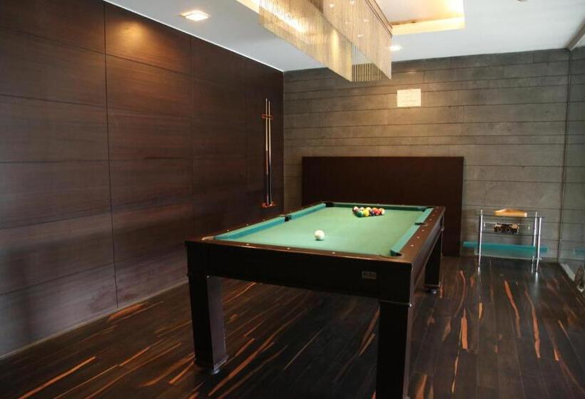 Отель The Nanee Suites