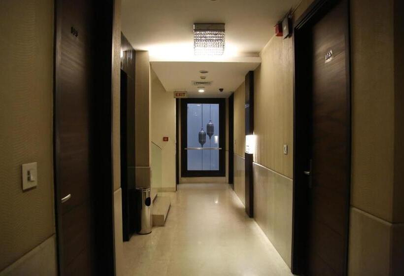 Отель The Nanee Suites