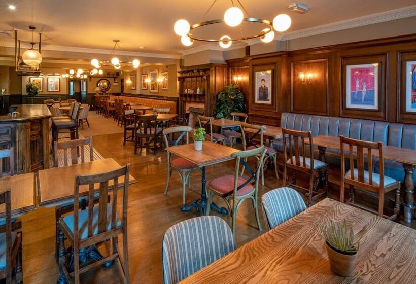 Отель The Pavilion Arms