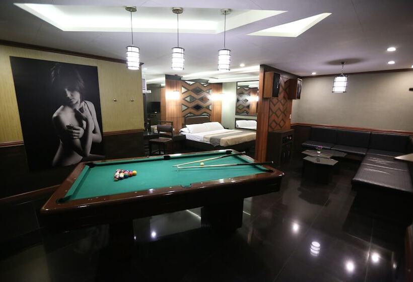 בית מלון כפרי Victoria Court North Edsa   Caloocan