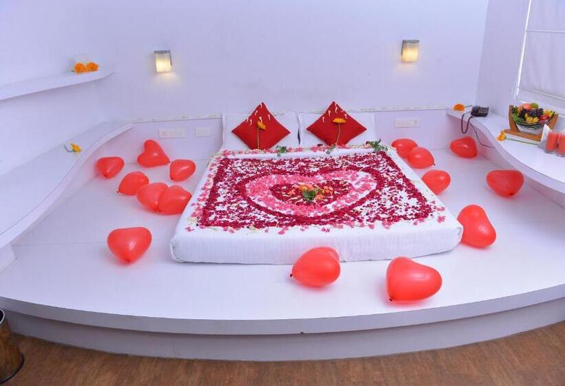 هتل Westwood Riverside