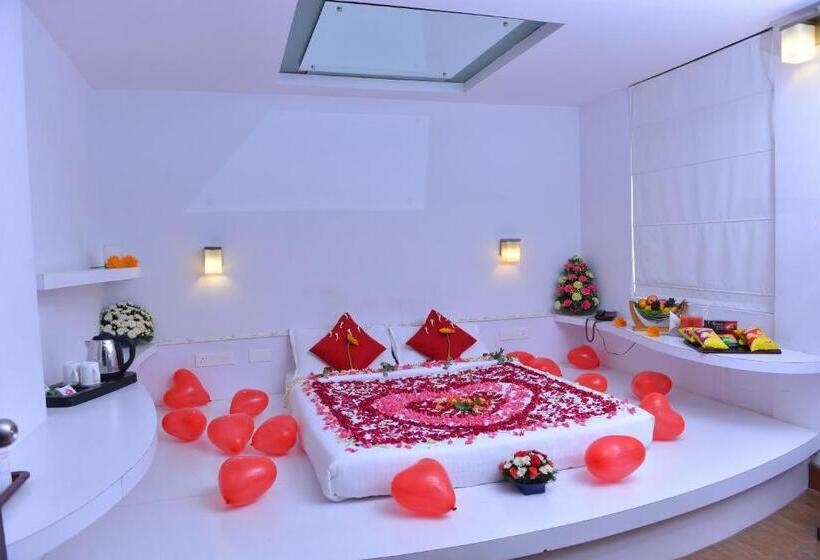 هتل Westwood Riverside