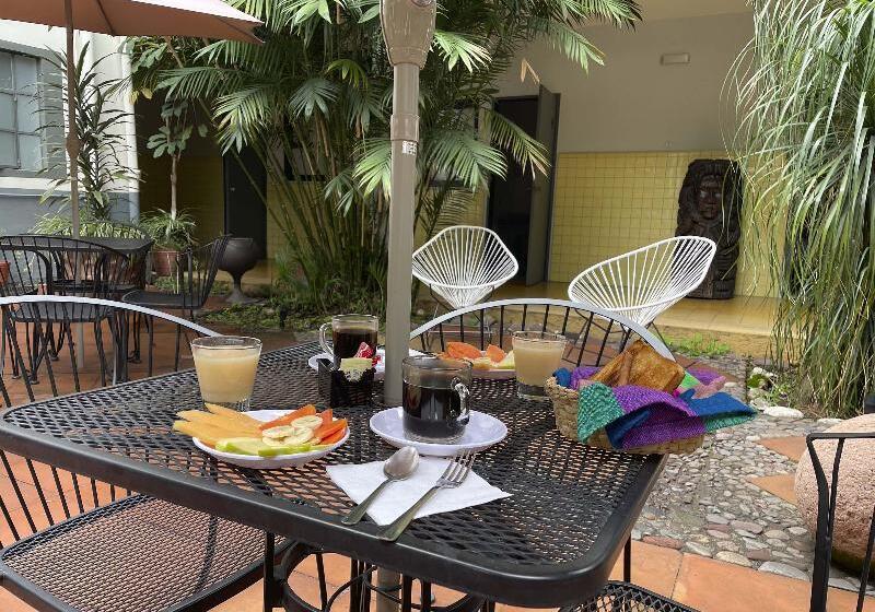 הוסטל Allende Morelia