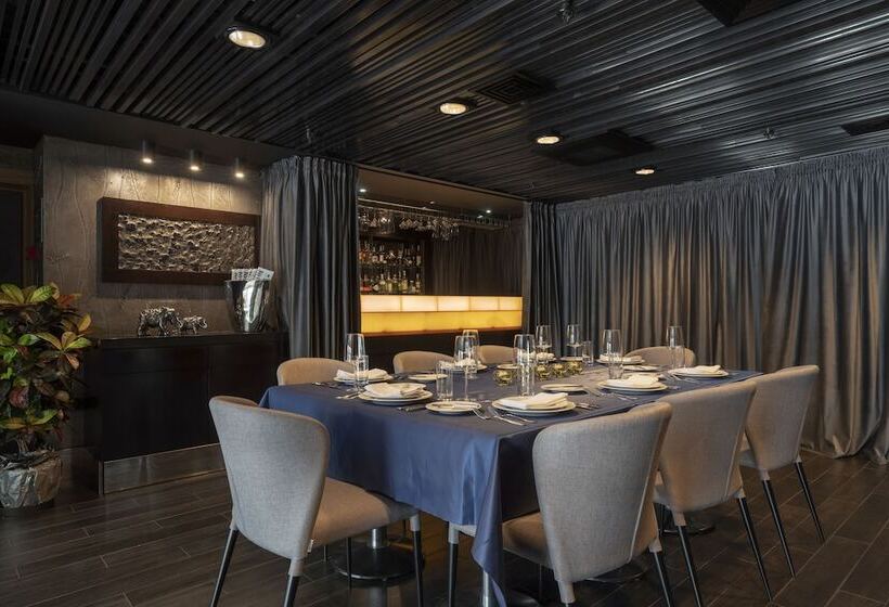 هتل 11 Mirrors Design