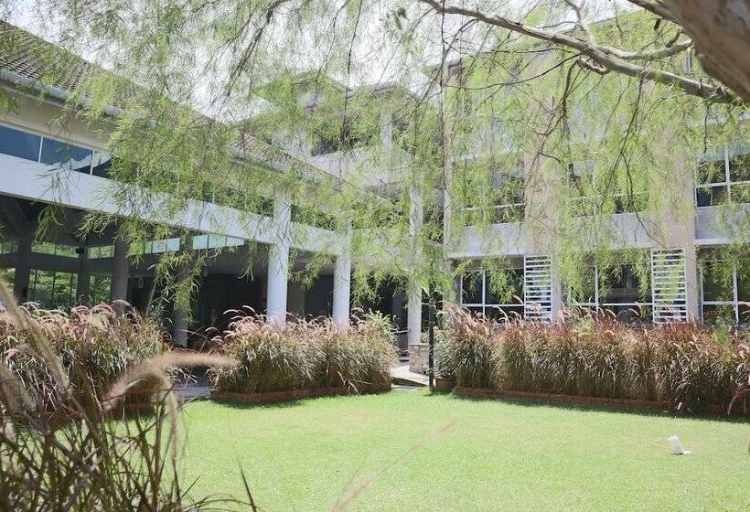 فندق Cherengin Hills Convention & Spa Resort