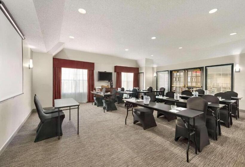 בית מלון כפרי Country Inn & Suites By Radisson, Kansas City At Village West, Ks