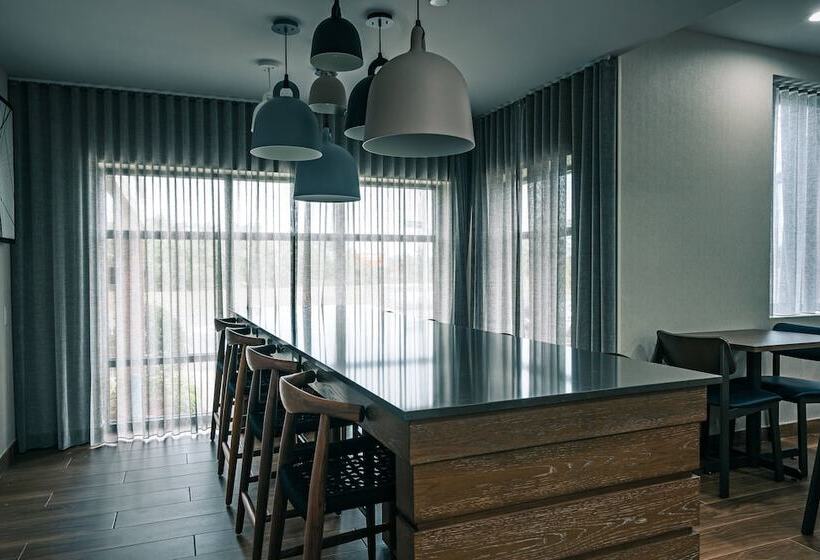 Отель Fairfield Inn By Marriott New York Laguardia Airport/astoria