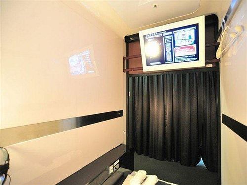 هتل کپسول First Cabin Kyoto Karasuma  Caters To Women