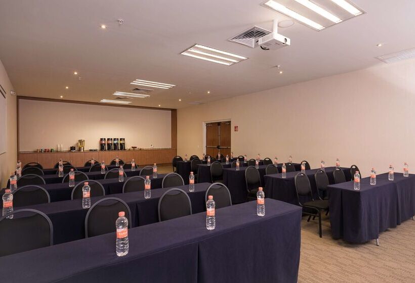 酒店 Hampton Inn By Hilton Guadalajara/expo