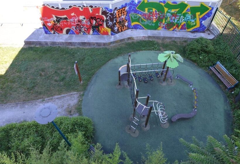 Отель Le Cheval Noir Hôtel Paris Pantin