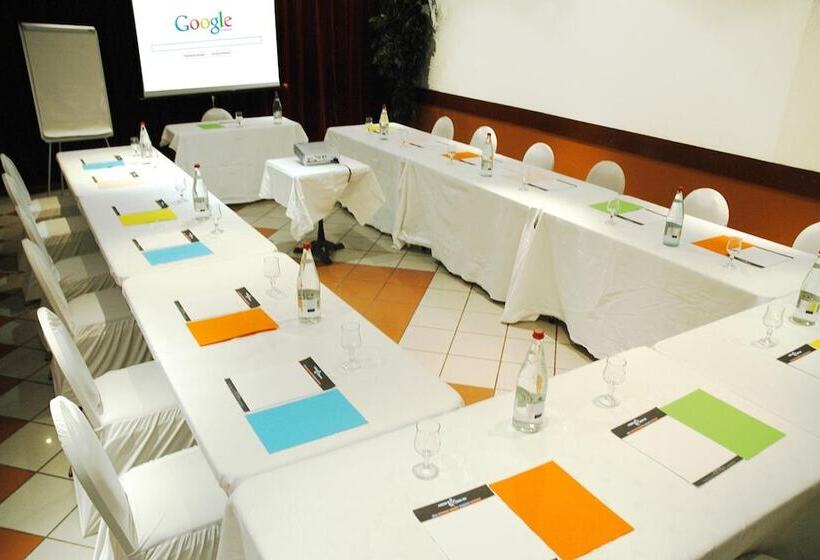 Отель Le Cheval Noir Hôtel Paris Pantin