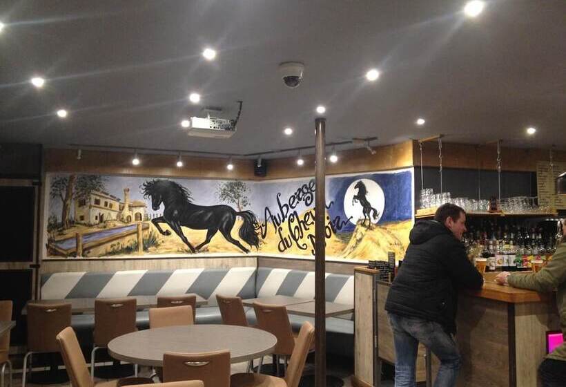 Отель Le Cheval Noir Hôtel Paris Pantin