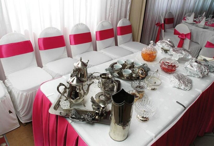 Отель Le Cheval Noir Hôtel Paris Pantin