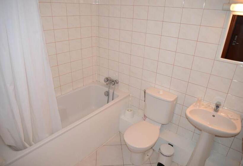 Отель Le Cheval Noir Hôtel Paris Pantin