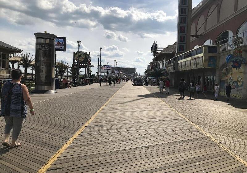 酒店 Red Carpet Inn & Suites