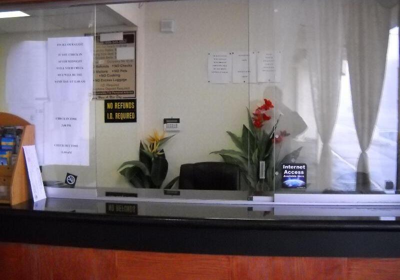 酒店 Red Carpet Inn & Suites