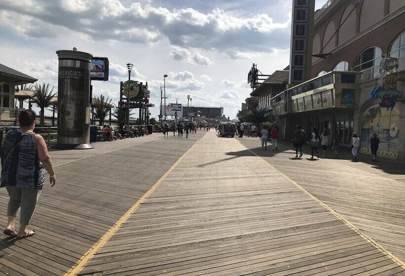 酒店 Red Carpet Inn & Suites