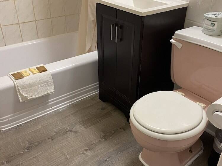 酒店 Red Carpet Inn & Suites