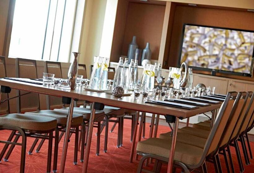 هتل Renaissance Istanbul Polat Bosphorus