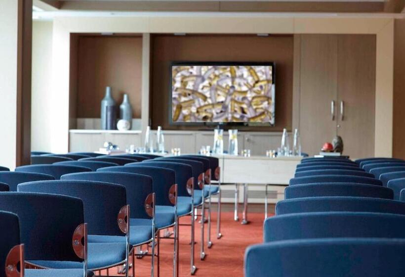 هتل Renaissance Istanbul Polat Bosphorus