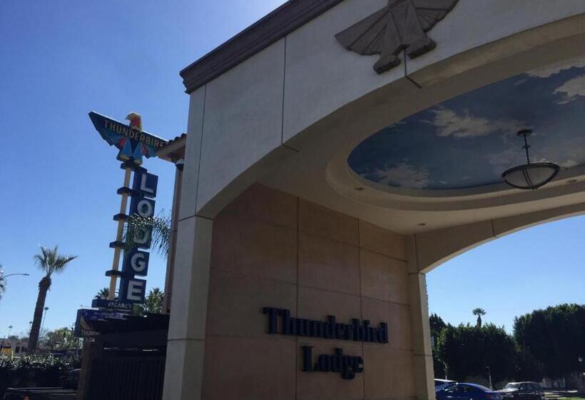 בית מלון כפרי Thunderbird Lodge