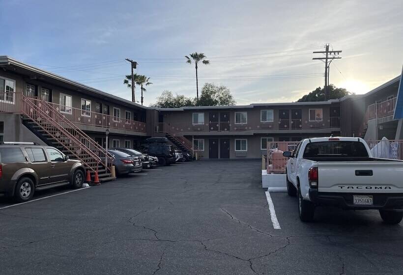 فندق على الطريق La Casa Inn