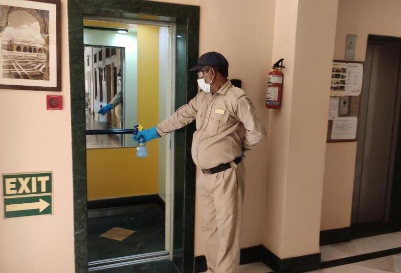 ホテル Arya Niwas