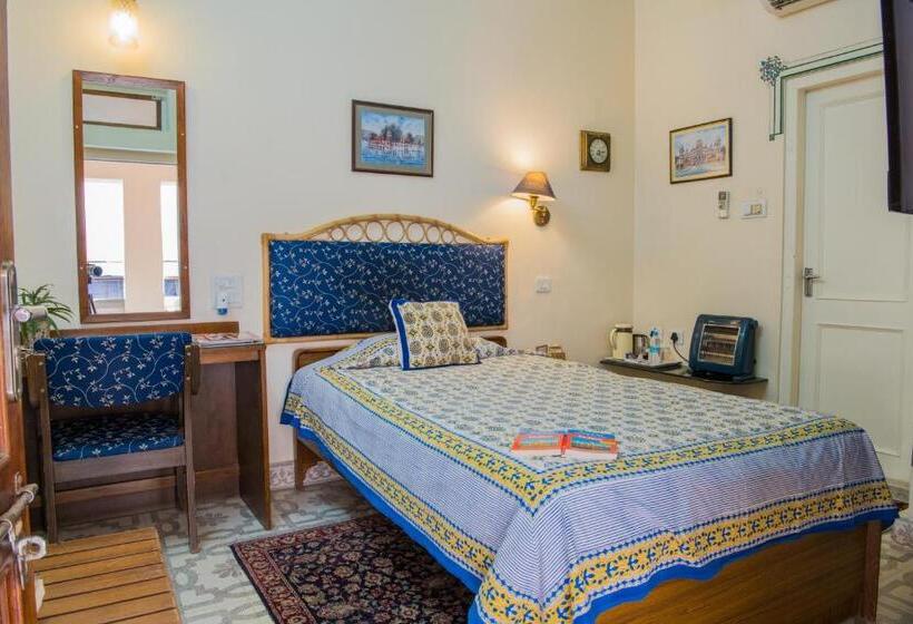 ホテル Arya Niwas