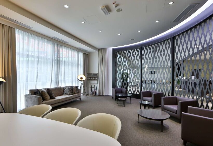 Отель Best Western Premier Chc Airport