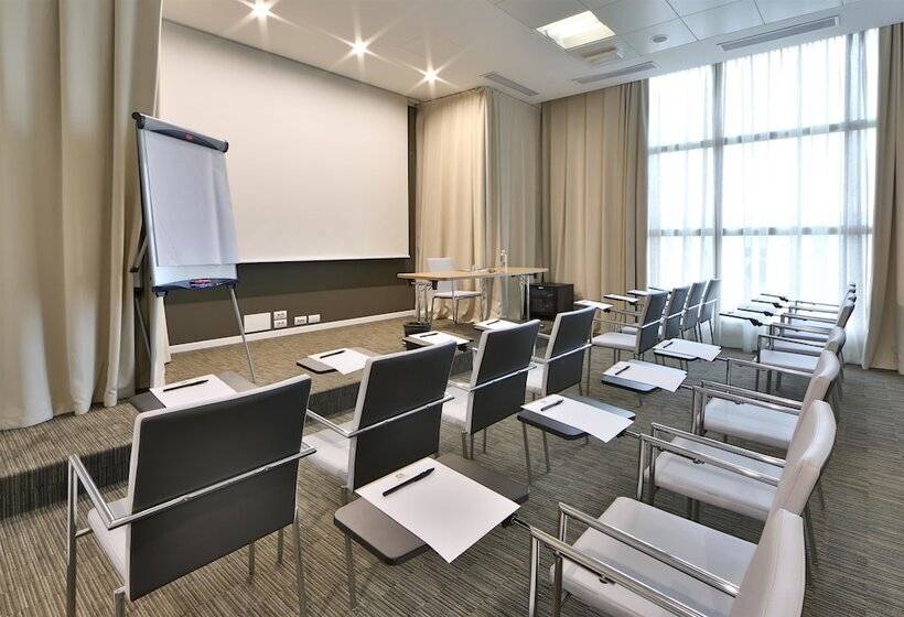 Отель Best Western Premier Chc Airport