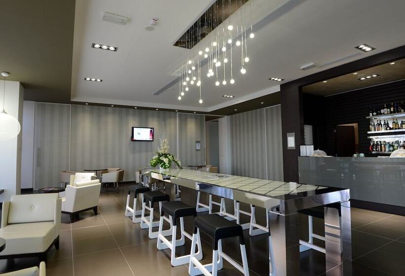 Отель Best Western Premier Chc Airport