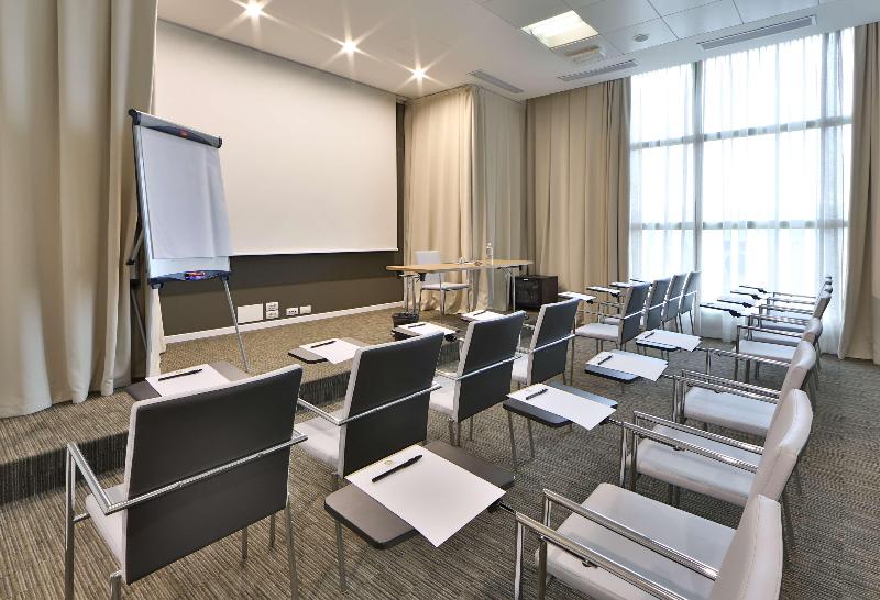 Отель Best Western Premier Chc Airport