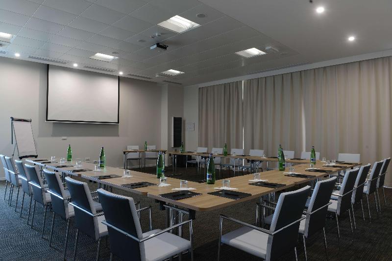 Отель Best Western Premier Chc Airport