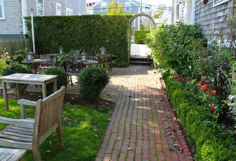 Отель Brass Lantern Inn